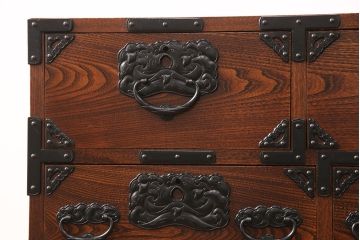 中古　美品　秋田県　川連漆民芸箪笥　無垢材　職人のこだわりを感じられる重厚な佇まいのがんこ箪笥(整理タンス、収納箪笥、引き出し、サイドチェスト)(定価約75万円)(R-051815)