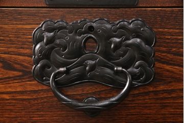中古　美品　秋田県　川連漆民芸箪笥　無垢材　職人のこだわりを感じられる重厚な佇まいのがんこ箪笥(整理タンス、収納箪笥、引き出し、サイドチェスト)(定価約75万円)(R-051815)