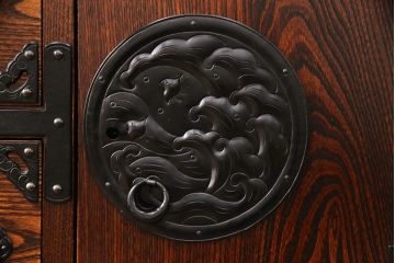 中古　美品　秋田県　川連漆民芸箪笥　無垢材　職人のこだわりを感じられる重厚な佇まいのがんこ箪笥(整理タンス、収納箪笥、引き出し、サイドチェスト)(定価約75万円)(R-051815)
