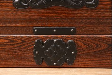 中古　美品　秋田県　川連漆民芸箪笥　無垢材　職人のこだわりを感じられる重厚な佇まいのがんこ箪笥(整理タンス、収納箪笥、引き出し、サイドチェスト)(定価約75万円)(R-051815)