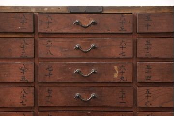 和製アンティーク　希少!細かなものの収納にもぴったり、引き出し24杯の総ケヤキ材の薬箪笥(チェスト、小箪笥、収納箪笥)(R-051816)