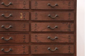 和製アンティーク　希少!細かなものの収納にもぴったり、引き出し24杯の総ケヤキ材の薬箪笥(チェスト、小箪笥、収納箪笥)(R-051816)