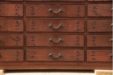 和製アンティーク　希少!細かなものの収納にもぴったり、引き出し24杯の総ケヤキ材の薬箪笥(チェスト、小箪笥、収納箪笥)(R-051816)