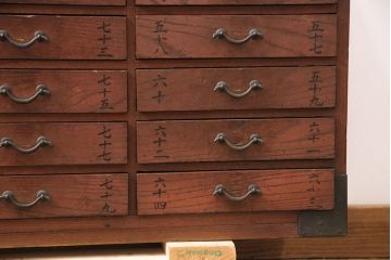 和製アンティーク　希少!細かなものの収納にもぴったり、引き出し24杯の総ケヤキ材の薬箪笥(チェスト、小箪笥、収納箪笥)(R-051816)