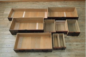 和製アンティーク　美品　漆が綺麗な前面ケヤキ材の仙台箪笥(和箪笥、チェスト、タンス、引き出し)(R-051817)