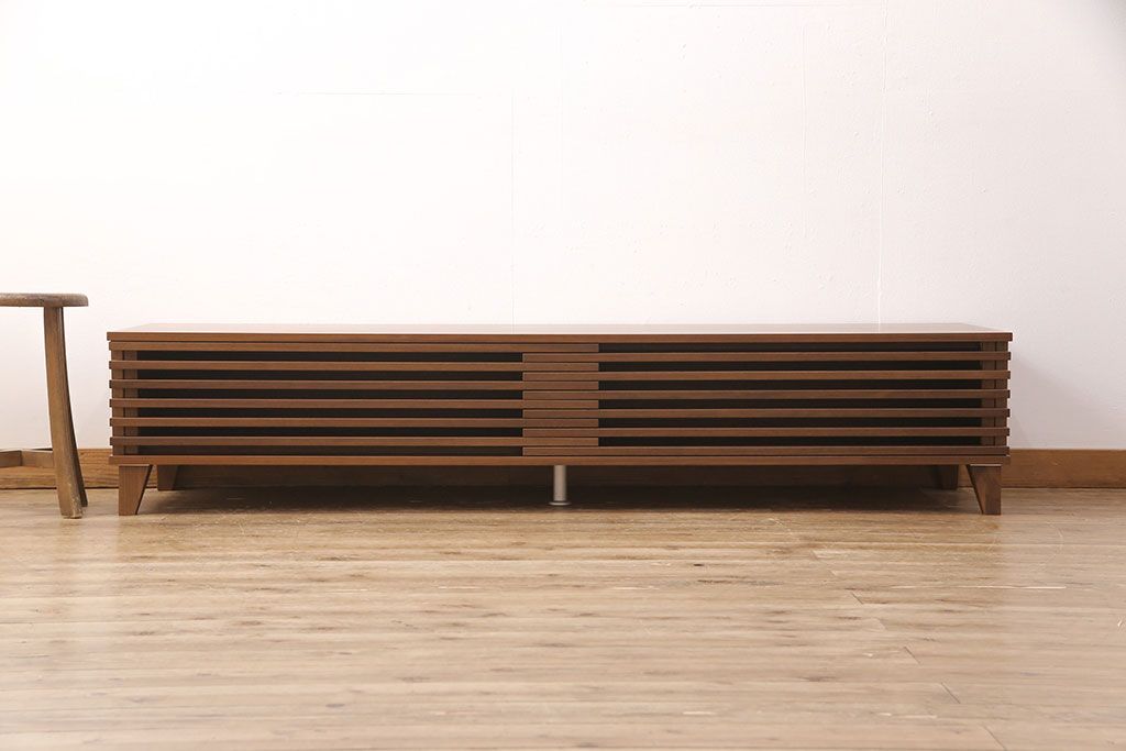 中古　美品　リアルスタイル製(Real Style)　ウォールナット材　洗練されたモダンなデザインが魅力的なローボード(リビング収納、サイドボード)(R-051830)