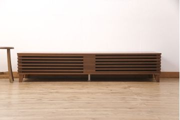 中古　美品　リアルスタイル製(Real Style)　ウォールナット材　洗練されたモダンなデザインが魅力的なローボード(リビング収納、サイドボード)(R-051830)