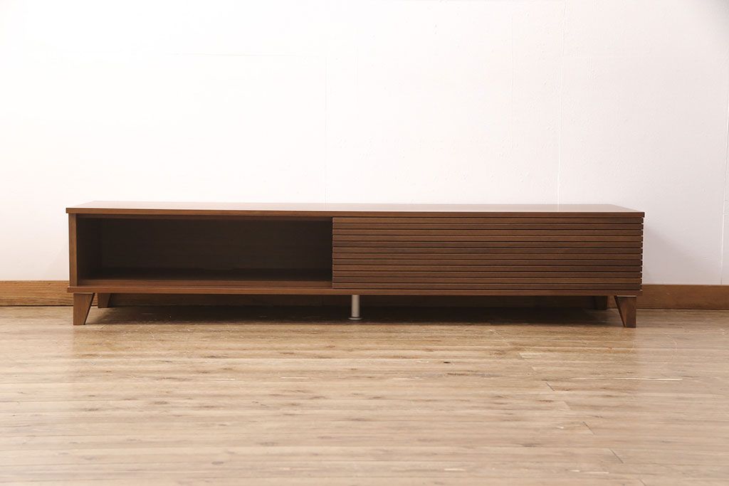 中古　美品　リアルスタイル製(Real Style)　ウォールナット材　洗練されたモダンなデザインが魅力的なローボード(リビング収納、サイドボード)(R-051830)