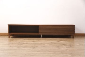 中古　美品　リアルスタイル製(Real Style)　ウォールナット材　洗練されたモダンなデザインが魅力的なローボード(リビング収納、サイドボード)(R-051830)