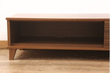 中古　美品　リアルスタイル製(Real Style)　ウォールナット材　洗練されたモダンなデザインが魅力的なローボード(リビング収納、サイドボード)(R-051830)