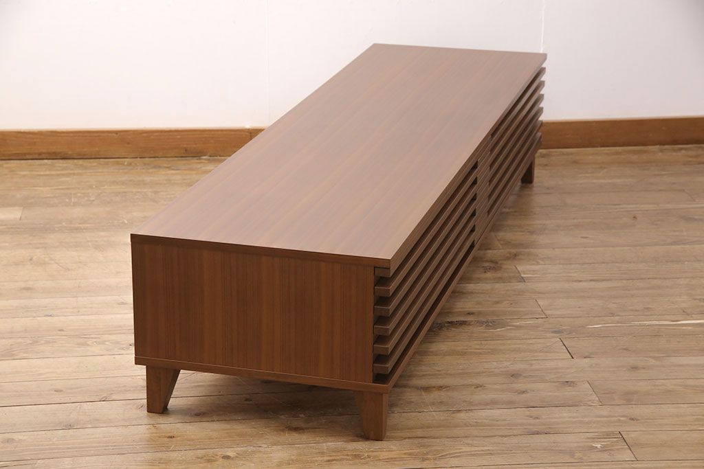 中古　美品　リアルスタイル製(Real Style)　ウォールナット材　洗練されたモダンなデザインが魅力的なローボード(リビング収納、サイドボード)(R-051830)