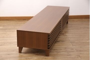 中古　美品　リアルスタイル製(Real Style)　ウォールナット材　洗練されたモダンなデザインが魅力的なローボード(リビング収納、サイドボード)(R-051830)