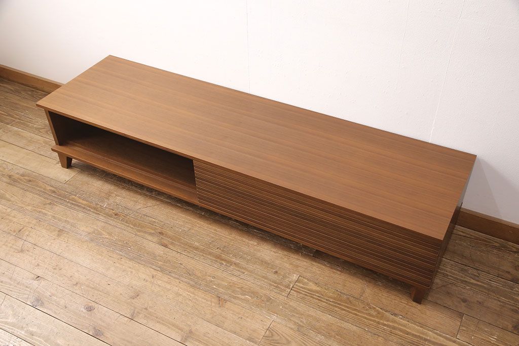 中古　美品　リアルスタイル製(Real Style)　ウォールナット材　洗練されたモダンなデザインが魅力的なローボード(リビング収納、サイドボード)(R-051830)