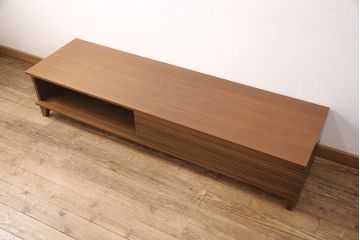 中古　美品　リアルスタイル製(Real Style)　ウォールナット材　洗練されたモダンなデザインが魅力的なローボード(リビング収納、サイドボード)(R-051830)