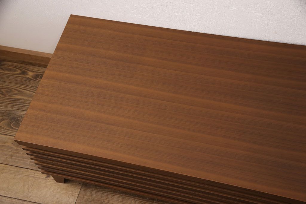 中古　美品　リアルスタイル製(Real Style)　ウォールナット材　洗練されたモダンなデザインが魅力的なローボード(リビング収納、サイドボード)(R-051830)