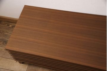 中古　美品　リアルスタイル製(Real Style)　ウォールナット材　洗練されたモダンなデザインが魅力的なローボード(リビング収納、サイドボード)(R-051830)