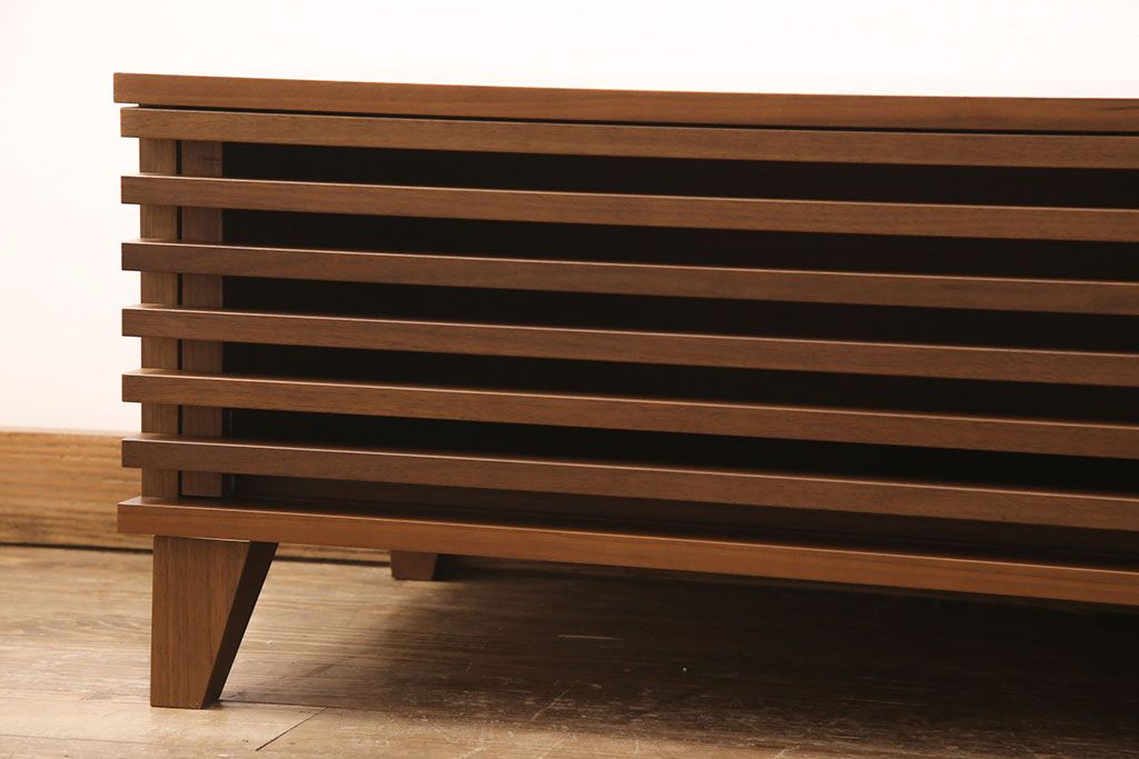 中古　美品　リアルスタイル製(Real Style)　ウォールナット材　洗練されたモダンなデザインが魅力的なローボード(リビング収納、サイドボード)(R-051830)