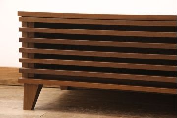 中古　美品　リアルスタイル製(Real Style)　ウォールナット材　洗練されたモダンなデザインが魅力的なローボード(リビング収納、サイドボード)(R-051830)