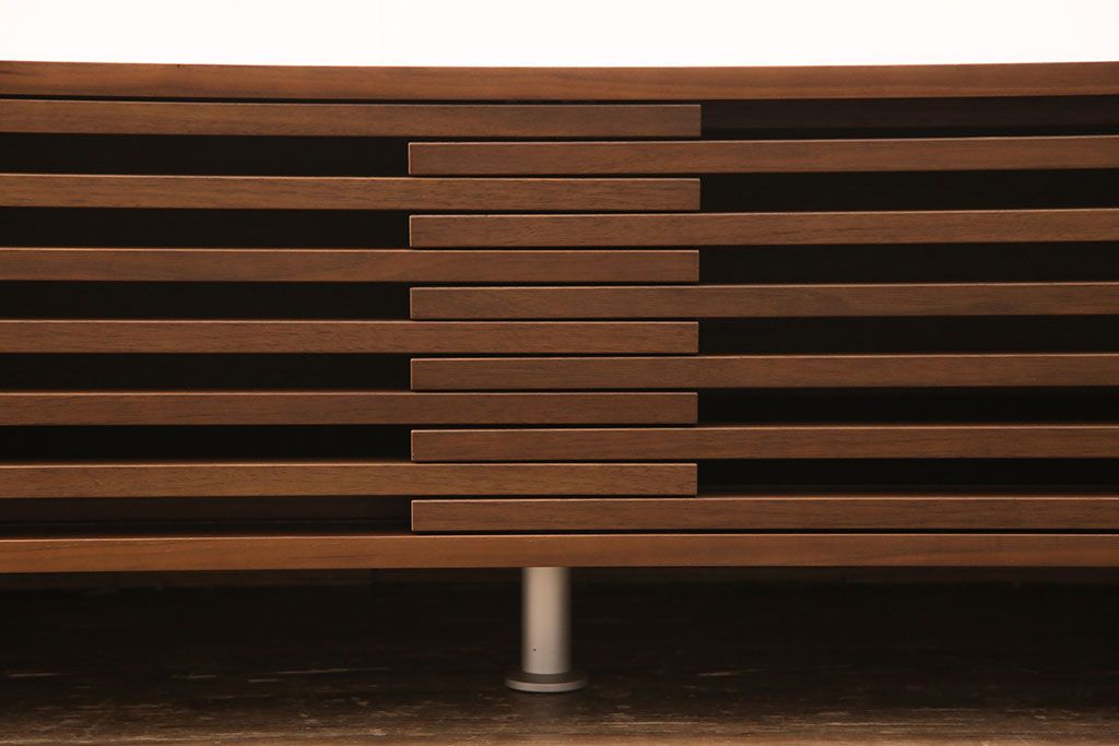 中古　美品　リアルスタイル製(Real Style)　ウォールナット材　洗練されたモダンなデザインが魅力的なローボード(リビング収納、サイドボード)(R-051830)