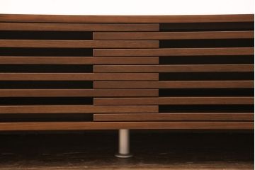 中古　美品　リアルスタイル製(Real Style)　ウォールナット材　洗練されたモダンなデザインが魅力的なローボード(リビング収納、サイドボード)(R-051830)