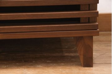 中古　美品　リアルスタイル製(Real Style)　ウォールナット材　洗練されたモダンなデザインが魅力的なローボード(リビング収納、サイドボード)(R-051830)