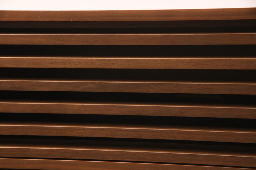 中古　美品　リアルスタイル製(Real Style)　ウォールナット材　洗練されたモダンなデザインが魅力的なローボード(リビング収納、サイドボード)(R-051830)