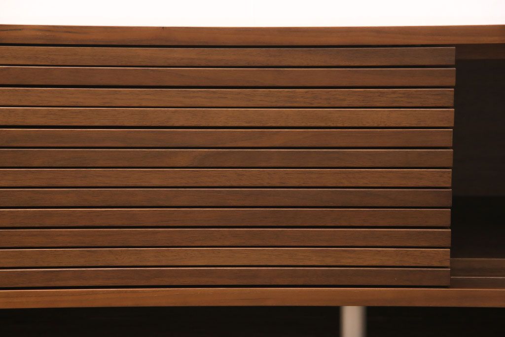 中古　美品　リアルスタイル製(Real Style)　ウォールナット材　洗練されたモダンなデザインが魅力的なローボード(リビング収納、サイドボード)(R-051830)