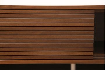 中古　美品　リアルスタイル製(Real Style)　ウォールナット材　洗練されたモダンなデザインが魅力的なローボード(リビング収納、サイドボード)(R-051830)