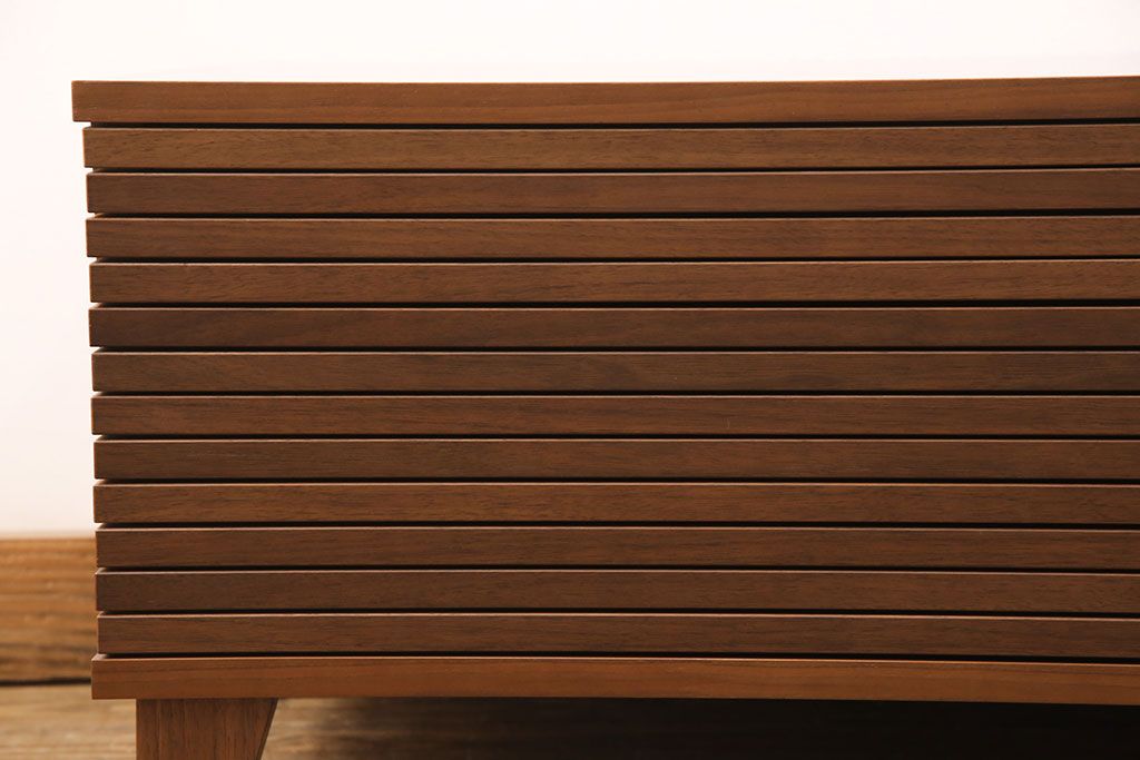 中古　美品　リアルスタイル製(Real Style)　ウォールナット材　洗練されたモダンなデザインが魅力的なローボード(リビング収納、サイドボード)(R-051830)