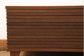 中古　美品　リアルスタイル製(Real Style)　ウォールナット材　洗練されたモダンなデザインが魅力的なローボード(リビング収納、サイドボード)(R-051830)