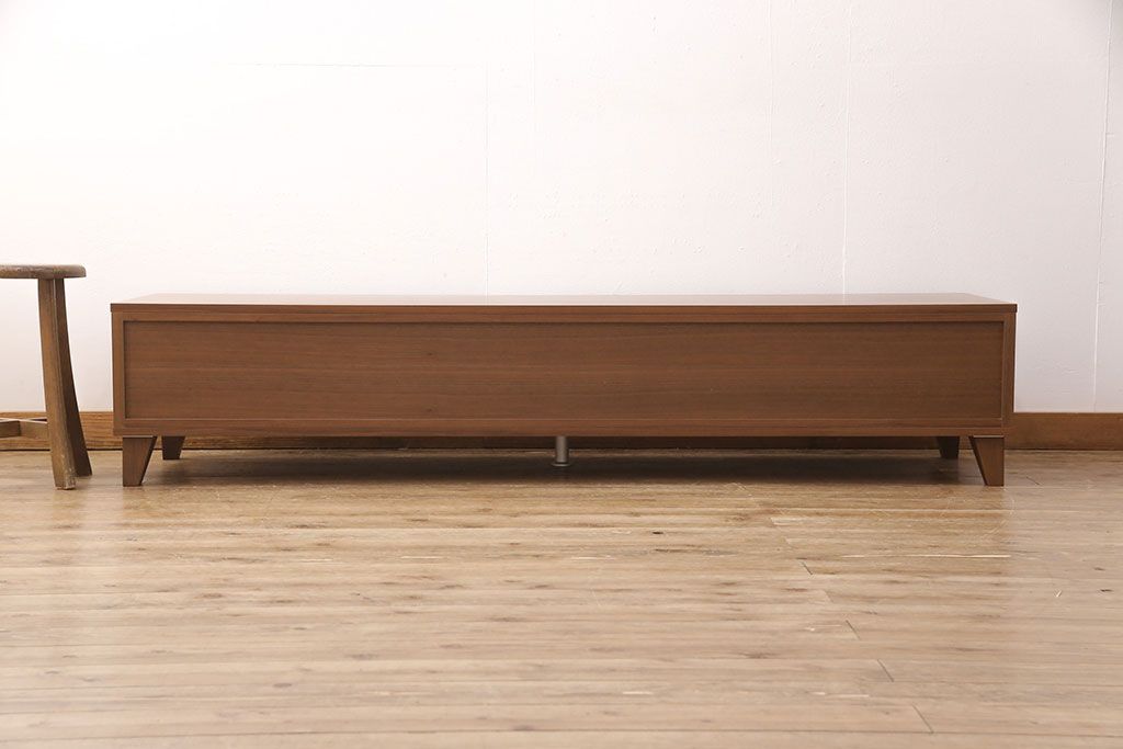 中古　美品　リアルスタイル製(Real Style)　ウォールナット材　洗練されたモダンなデザインが魅力的なローボード(リビング収納、サイドボード)(R-051830)