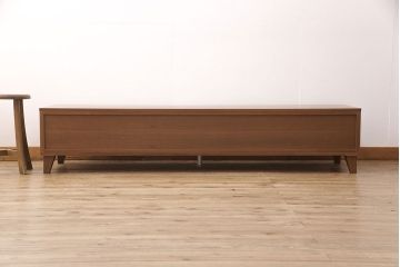 中古　美品　リアルスタイル製(Real Style)　ウォールナット材　洗練されたモダンなデザインが魅力的なローボード(リビング収納、サイドボード)(R-051830)