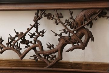 アンティーク建具　楠木(クスノキ)材　梅の木と笹の彫刻がお見事!!　和の風情を高める彫刻欄間(明かり取り、明り取り)(R-051831)