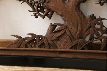 アンティーク建具　楠木(クスノキ)材　梅の木と笹の彫刻がお見事!!　和の風情を高める彫刻欄間(明かり取り、明り取り)(R-051831)