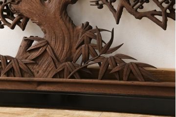 アンティーク建具　楠木(クスノキ)材　梅の木と笹の彫刻がお見事!!　和の風情を高める彫刻欄間(明かり取り、明り取り)(R-051831)