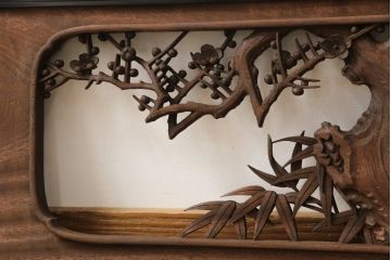 アンティーク建具　楠木(クスノキ)材　梅の木と笹の彫刻がお見事!!　和の風情を高める彫刻欄間(明かり取り、明り取り)(R-051831)