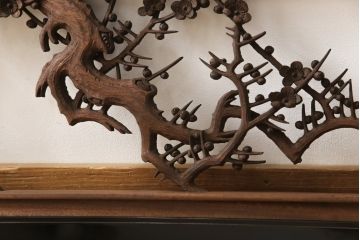 アンティーク建具　楠木(クスノキ)材　梅の木と笹の彫刻がお見事!!　和の風情を高める彫刻欄間(明かり取り、明り取り)(R-051831)