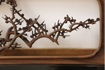 アンティーク建具　楠木(クスノキ)材　梅の木と笹の彫刻がお見事!!　和の風情を高める彫刻欄間(明かり取り、明り取り)(R-051831)