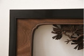 アンティーク建具　楠木(クスノキ)材　松の木の彫刻が上品なアクセントになる彫刻欄間(明かり取り、明り取り)(R-051832)