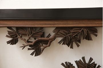 アンティーク建具　楠木(クスノキ)材　松の木の彫刻が上品なアクセントになる彫刻欄間(明かり取り、明り取り)(R-051832)