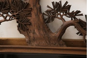 アンティーク建具　楠木(クスノキ)材　松の木の彫刻が上品なアクセントになる彫刻欄間(明かり取り、明り取り)(R-051832)