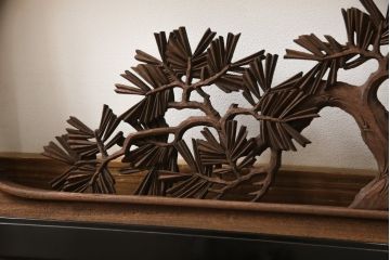 アンティーク建具　楠木(クスノキ)材　松の木の彫刻が上品なアクセントになる彫刻欄間(明かり取り、明り取り)(R-051832)