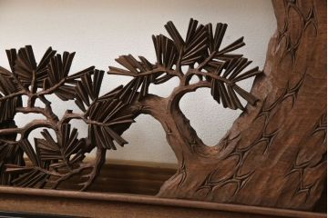 アンティーク建具　楠木(クスノキ)材　松の木の彫刻が上品なアクセントになる彫刻欄間(明かり取り、明り取り)(R-051832)