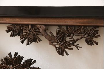 アンティーク建具　楠木(クスノキ)材　松の木の彫刻が上品なアクセントになる彫刻欄間(明かり取り、明り取り)(R-051832)