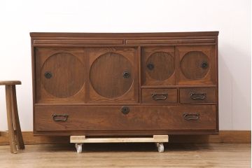 和製アンティーク　前面ケヤキ材　ガラスを入れて丸窓にリメイク!　レトロなデザインが可愛らしい収納戸棚(テレビボード、テレビ台、サイドボード、ローボード)(R-051838)