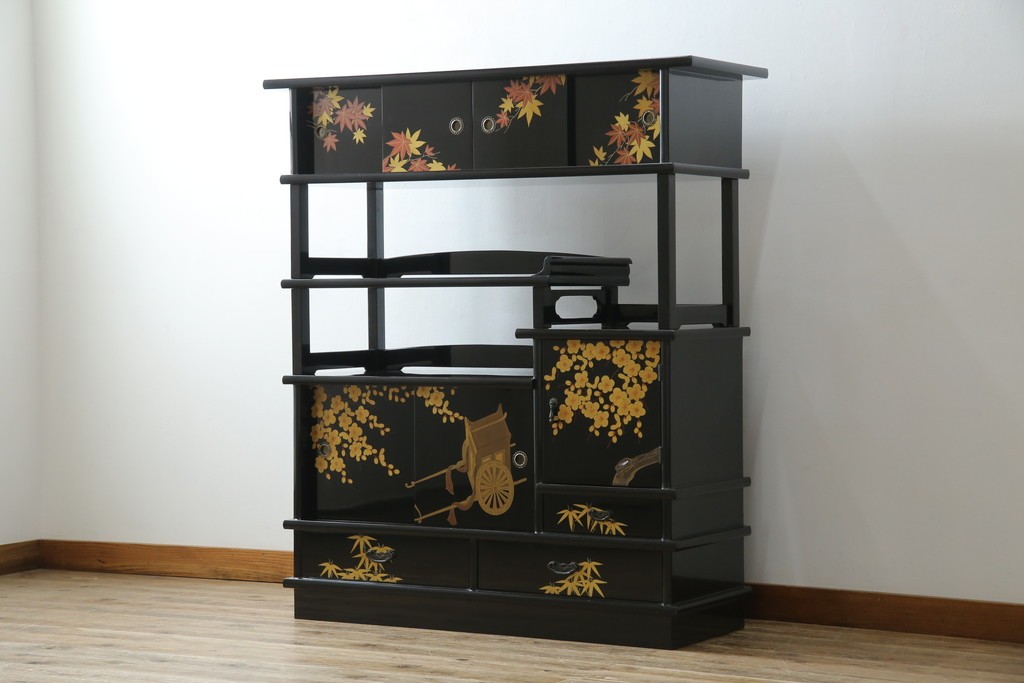 中古　美品　輪島塗り　雅やかな佇まいが上質な雰囲気を漂わせる飾り棚(茶棚、収納棚、戸棚)(R-051840)