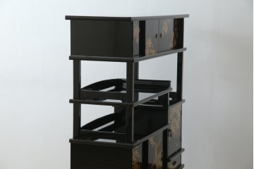 中古　美品　輪島塗り　雅やかな佇まいが上質な雰囲気を漂わせる飾り棚(茶棚、収納棚、戸棚)(R-051840)