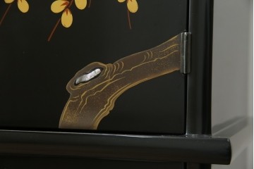 中古　美品　輪島塗り　雅やかな佇まいが上質な雰囲気を漂わせる飾り棚(茶棚、収納棚、戸棚)(R-051840)