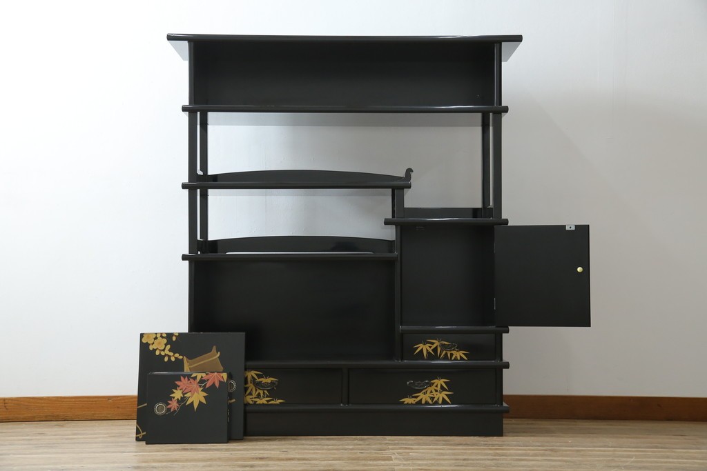 中古　美品　輪島塗り　雅やかな佇まいが上質な雰囲気を漂わせる飾り棚(茶棚、収納棚、戸棚)(R-051840)