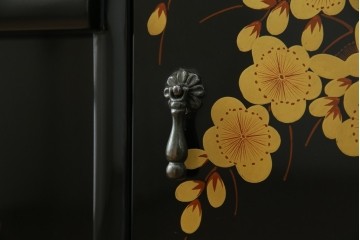 中古　美品　輪島塗り　雅やかな佇まいが上質な雰囲気を漂わせる飾り棚(茶棚、収納棚、戸棚)(R-051840)